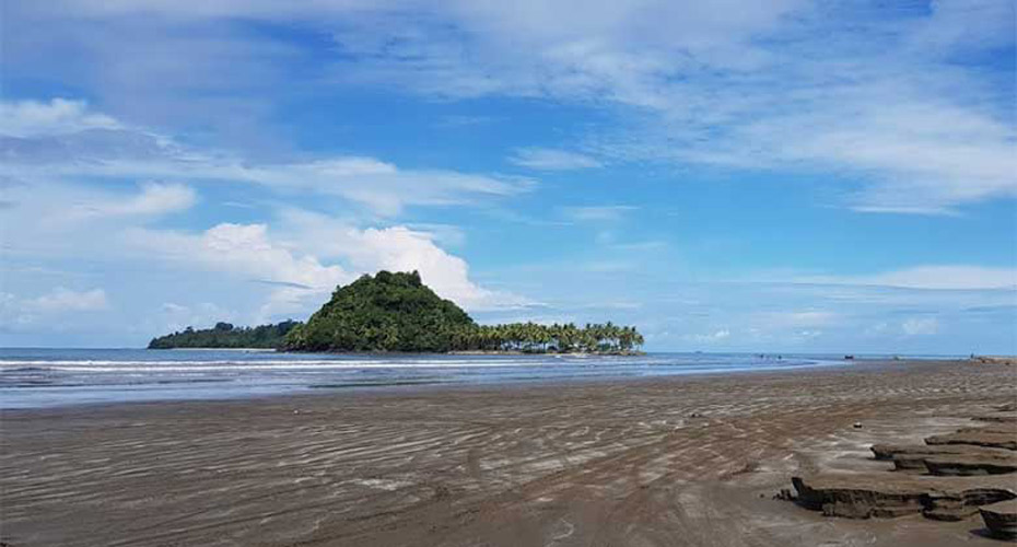 Pantai Air Manis Padang